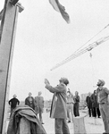857044 Afbeelding van wethouder C. Pot die de vlag hijst na het bereiken van het hoogste punt van het in aanbouw zijnde ...